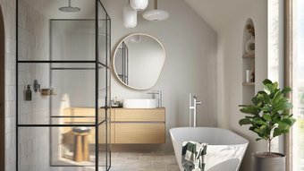 Moderne Badezimmergestaltung mit eleganten Akzenten und Pflanzen Ein modernes Badezimmer mit einer eleganten Badewanne, einem Holzwaschtisch und einer großen, runden Spiegelfläche.