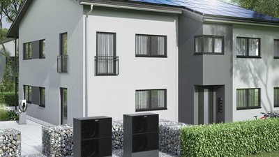 Ein Mehrfamilienhaus mit Wärmepumpen.