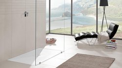 Ein Badezimmer mit einem Blick aufs Meer