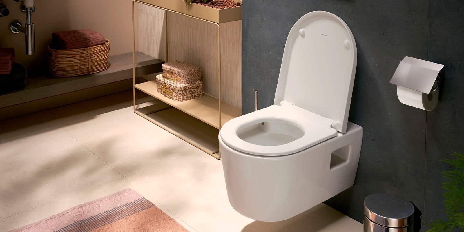 Elegantes Badezimmer mit modernem WC und stilvollen Accessoires Ein modernes, elegantes WC steht in einem stilvollen Badezimmer mit sanften Farben und einem minimalistischen Design.