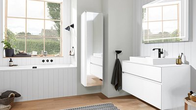 Ein modernes Badezimmer mit einer weißen Badewanne, einem eleganten Waschbecken und einem großen Fenster, das Tageslicht hereinlässt.