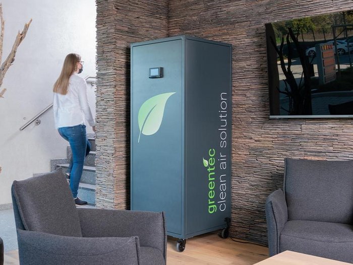 Moderne Empfangshalle mit Luftreinigungslösung und Pflanzen Empfangsbereich mit einem großen Luftreiniger