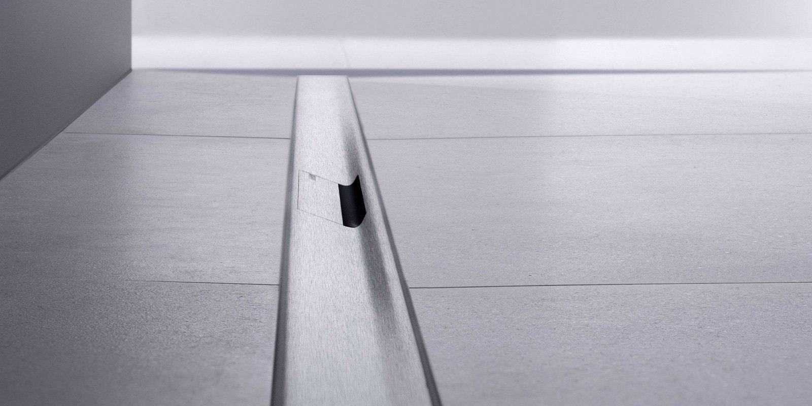Elegante Bodenoberfläche mit nahtloser Übergangslösung Ein schmaler Spalt in einem modernen Bodenbelag, der eine elegante Verbindung zwischen zwei Flächen schafft.