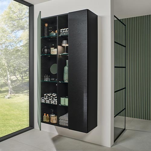 Ein eleganter, schwarzer Wandschrank mit Glastüren, der stilvolle Accessoires und Pflegeprodukte präsentiert.