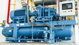 Moderne Kälteanlage in industrieller Umgebung Ein großer blauer Compressor einer Kältetechnikanlage