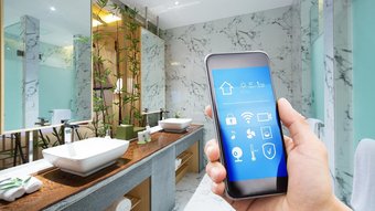 Moderne Badezimmeransicht mit Smartphone-Steuerung Ein modernes Badezimmer mit eleganten Waschbecken und einem Smartphone, das eine smarte Steuerung zeigt.