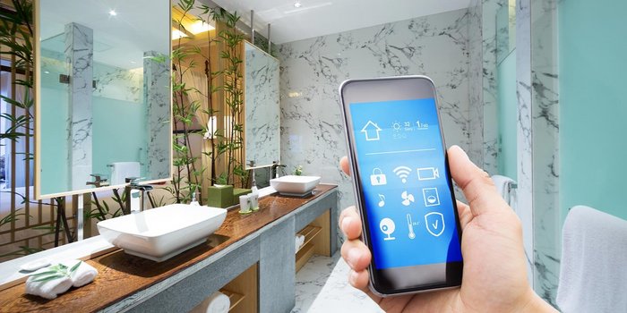 Ein modernes Badezimmer mit eleganten Waschbecken und einem Smartphone, das eine smarte Steuerung zeigt.