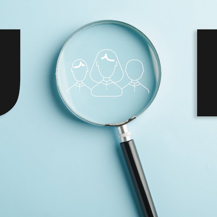 Entdecken Sie neue Karrieremöglichkeiten mit einer Lupe Ein hellblauer Hintergrund auf dem JOB steht das O ist als Lupe abgebildet